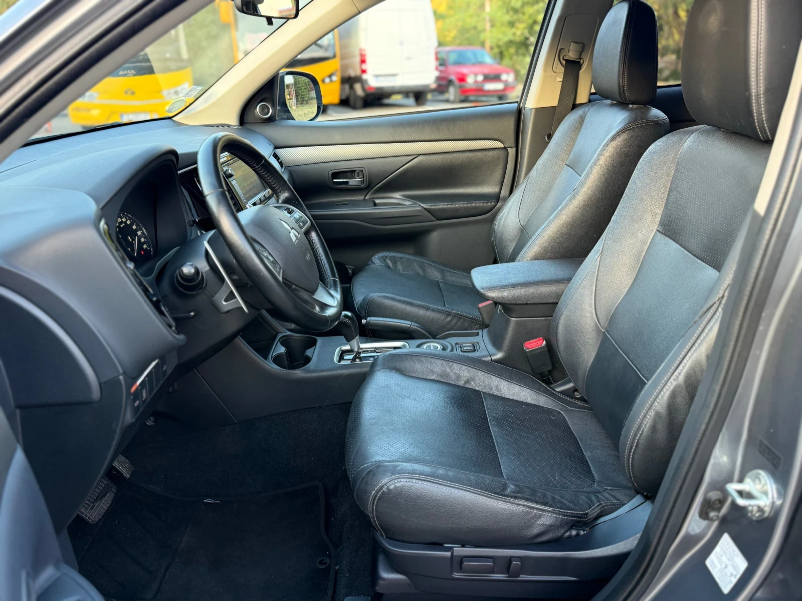 Mitsubishi Outlander 2.2DID Нави/Кожа/4х4/Шибидах/Автоматик, снимка 11 - Автомобили и джипове - 56332215
