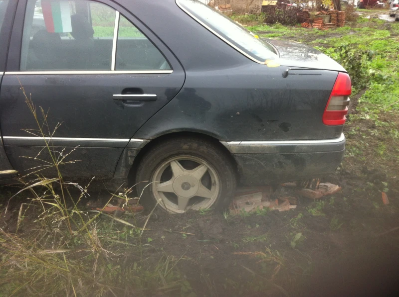 Mercedes-Benz C 180, снимка 3 - Автомобили и джипове - 52617283