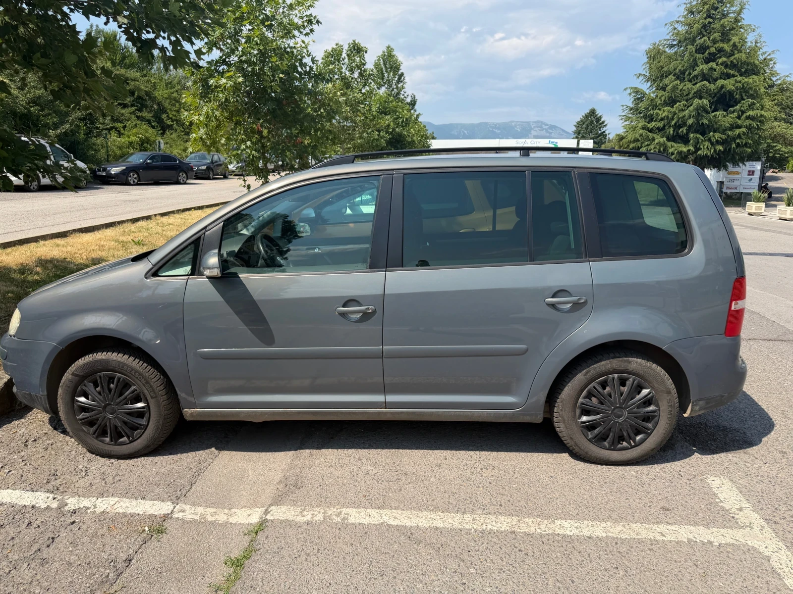 VW Touran 2.0 FSI, снимка 6 - Автомобили и джипове - 55113997