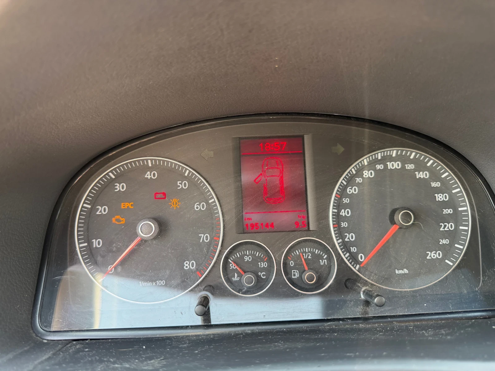 VW Touran 2.0 FSI, снимка 2 - Автомобили и джипове - 55113997