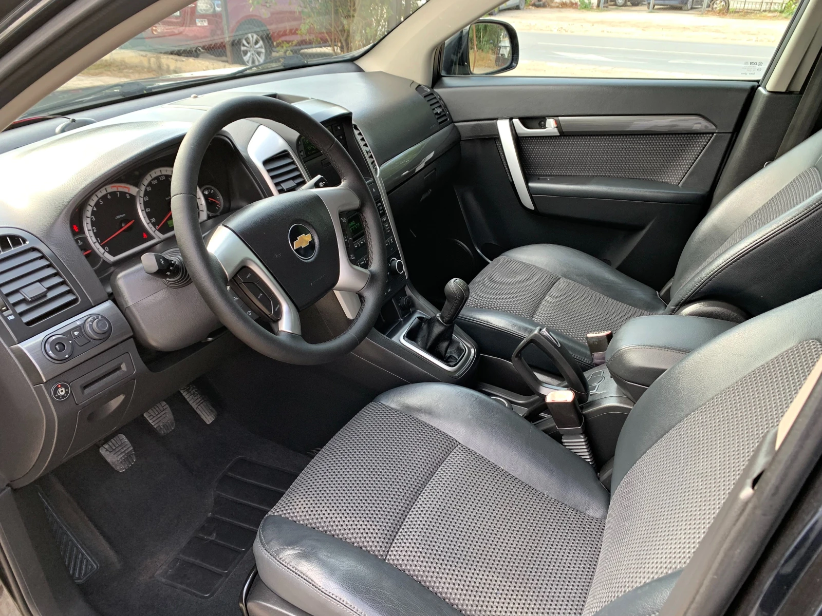 Chevrolet Captiva 2.4i ГАЗОВ ИНЖЕКЦИОН 6+ 1М, снимка 7 - Автомобили и джипове - 55694756