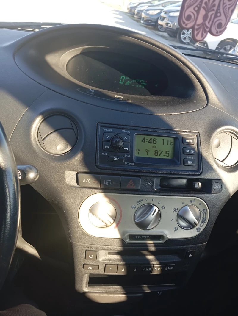 Toyota Yaris 1.3 бензин , снимка 11 - Автомобили и джипове - 48366371