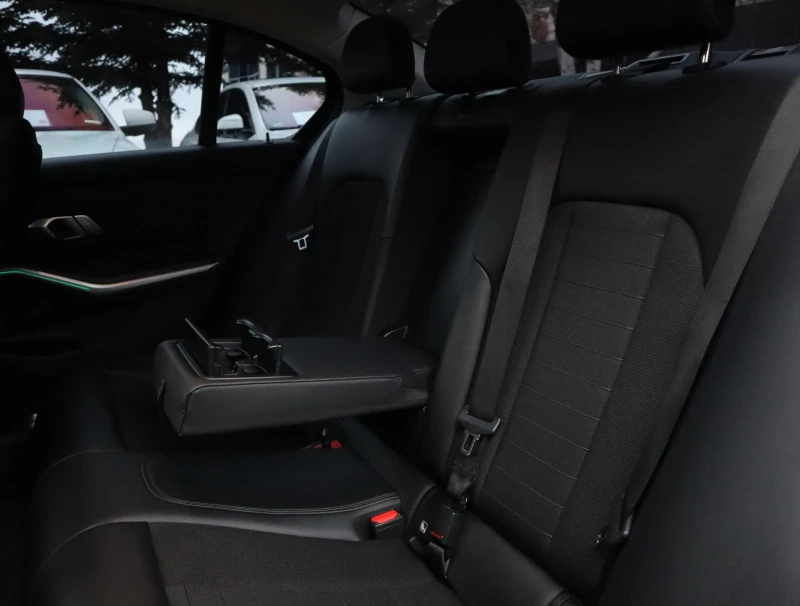 BMW 320 d/SportLine/Virtual/Подгрев/Амбиент/PDC/Active Gua, снимка 13 - Автомобили и джипове - 53394513