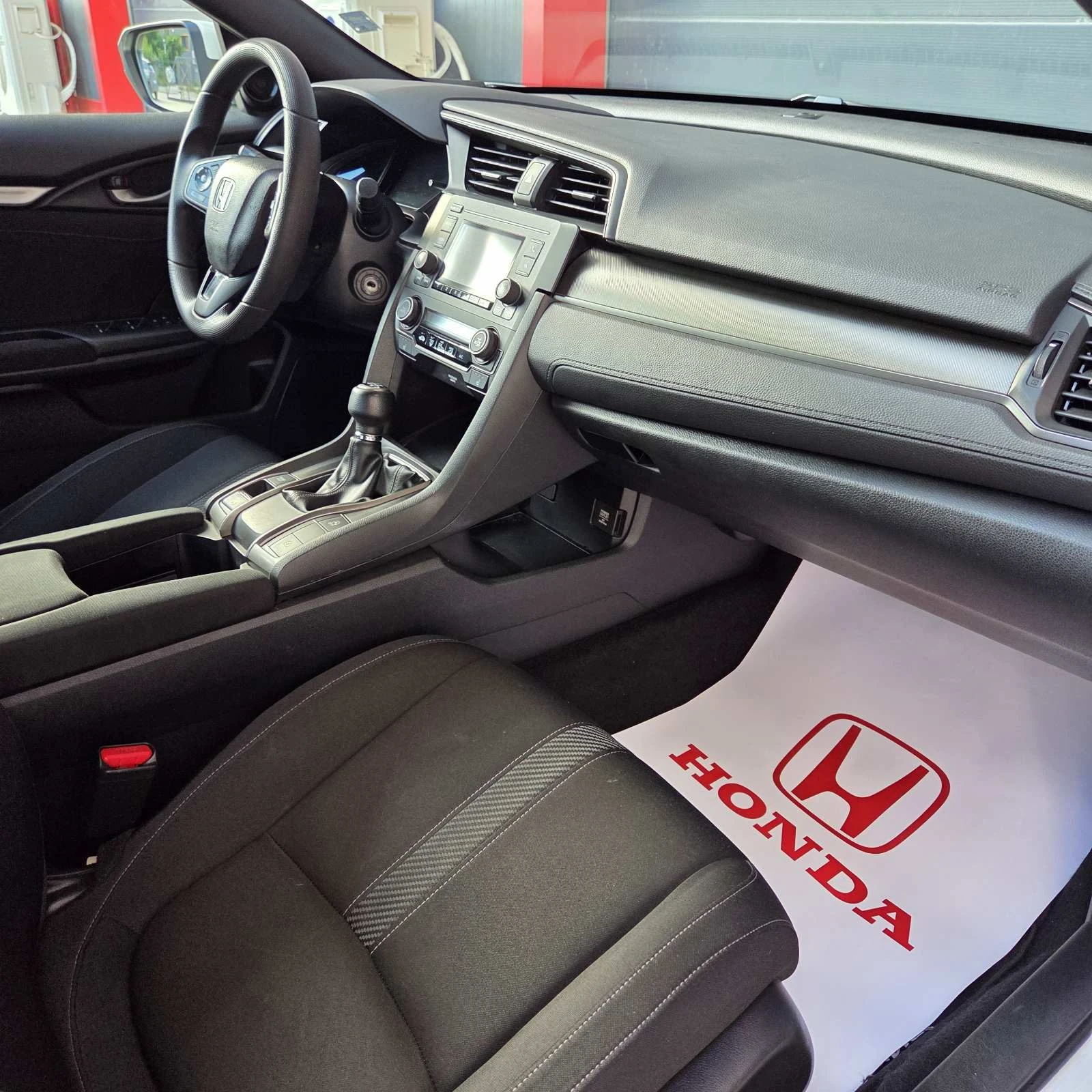 Honda Civic 1.0 VTEC TURBO Comfort MT, снимка 14 - Автомобили и джипове - 55817331