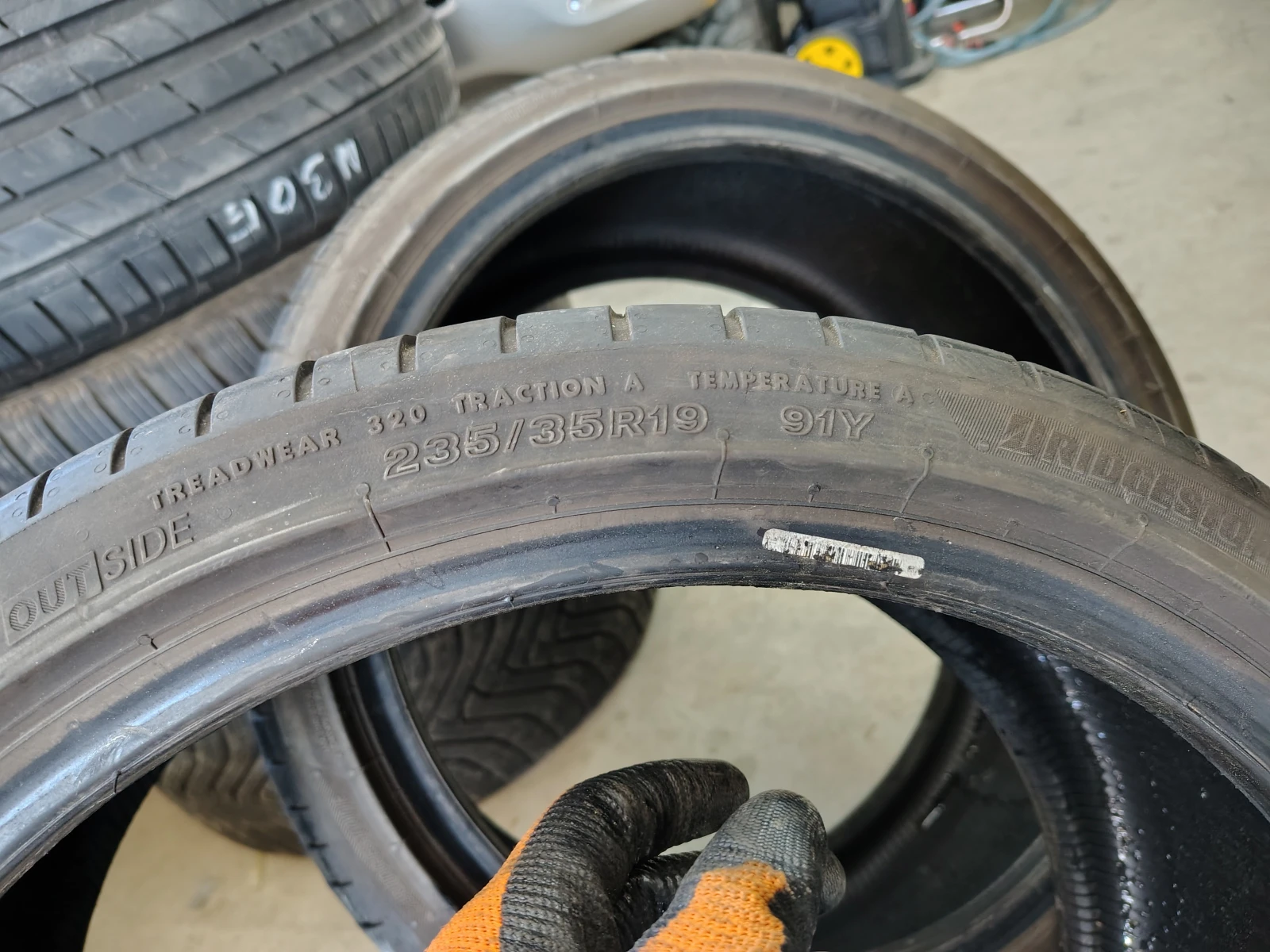 Гуми Летни 235/35R19, снимка 3 - Гуми и джанти - 55843906