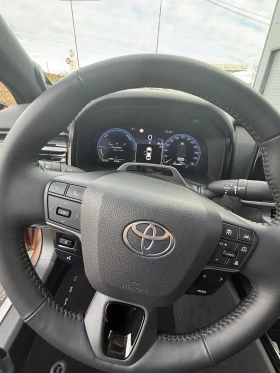Toyota Camry 2.5H Luxury - 46270 € / 90496.25 лв. - 47944550 10