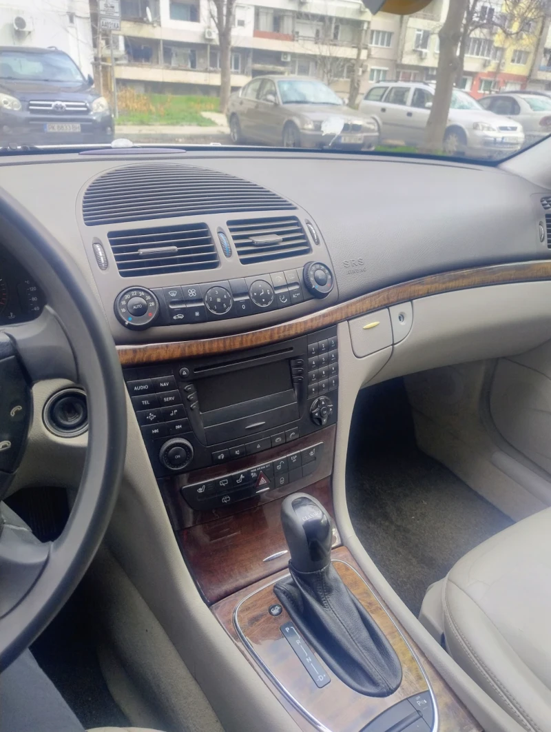 Mercedes-Benz E 220, снимка 7 - Автомобили и джипове - 49549943