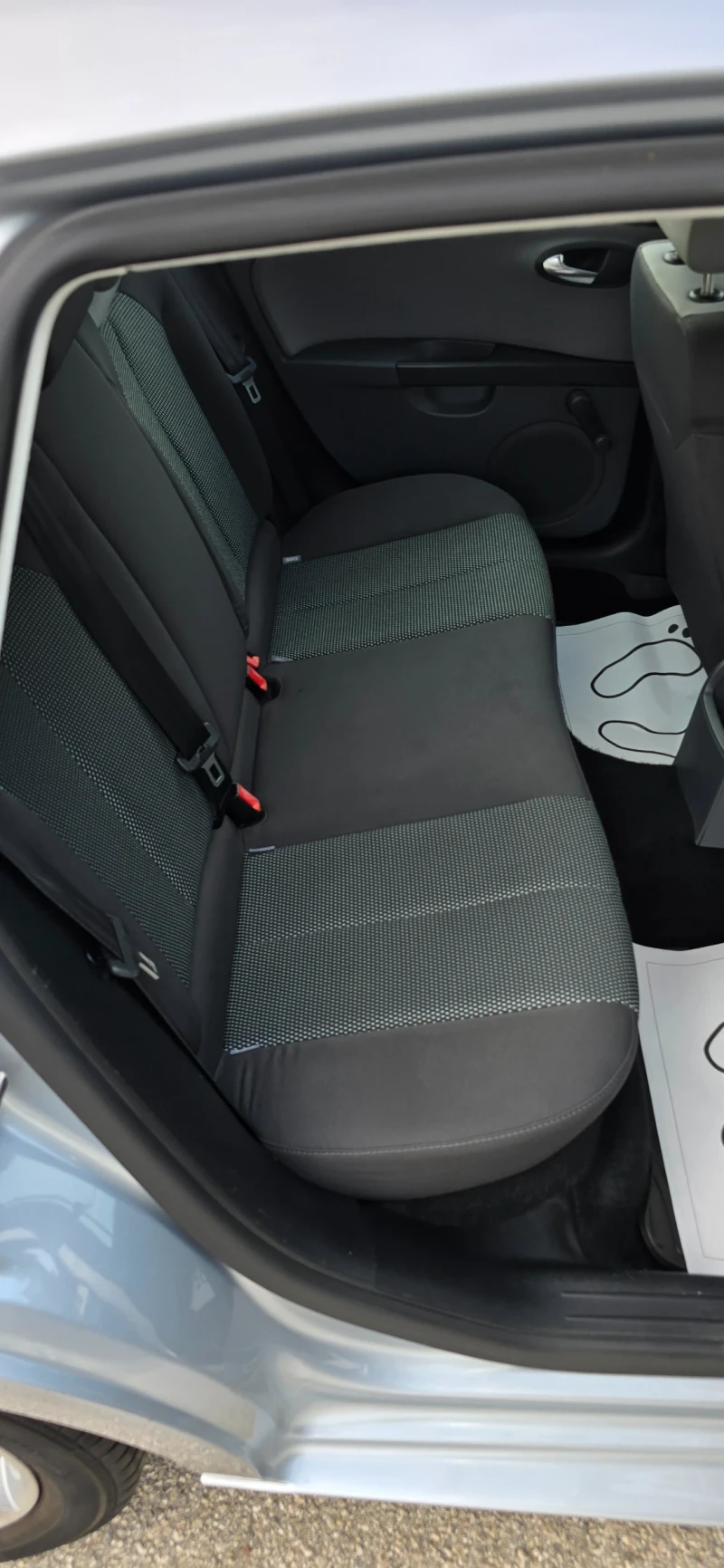 Seat Leon 1.6tdi 105hp, снимка 13 - Автомобили и джипове - 50620324