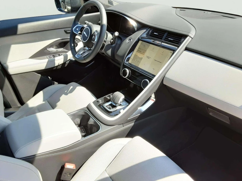 Jaguar E-pace 2.0, снимка 11 - Автомобили и джипове - 51144427