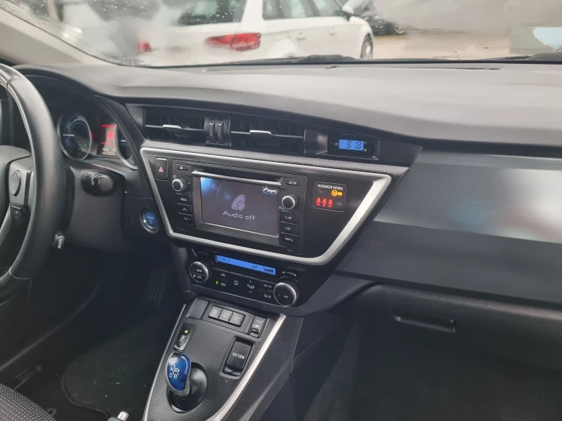 Toyota Auris 1, 8 Hibrid, снимка 12 - Автомобили и джипове - 53484488