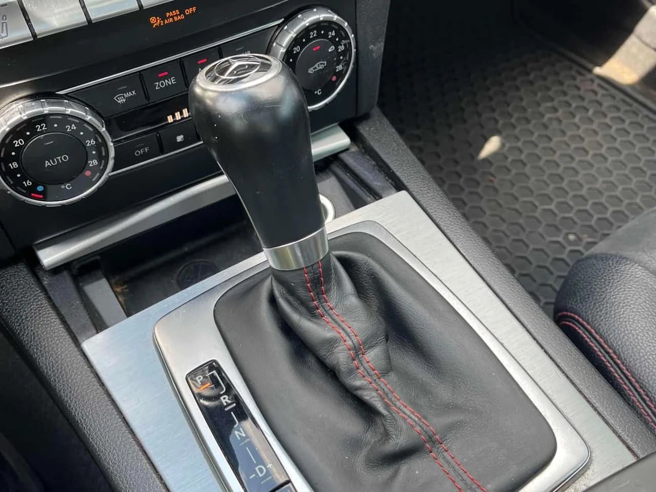 Mercedes-Benz C 350 AMG LINE/CARFAX /Кожа/Нави/Подгрев/Пано/Клип, снимка 9 - Автомобили и джипове - 54529013