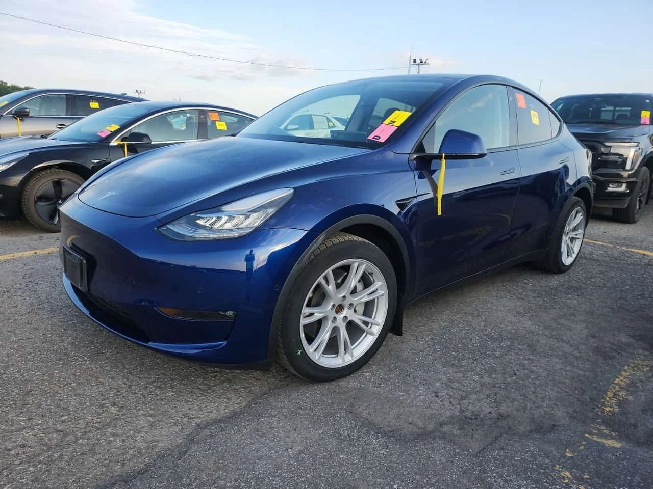 Tesla Model Y LONG RANGE| AUTOPILOT| HEATPUMP| PANO| CARFAX| 
