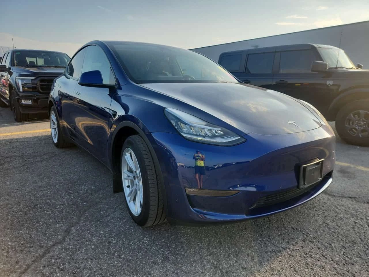Tesla Model Y LONG RANGE| AUTOPILOT| HEATPUMP| PANO| CARFAX| , снимка 2 - Автомобили и джипове - 55583290