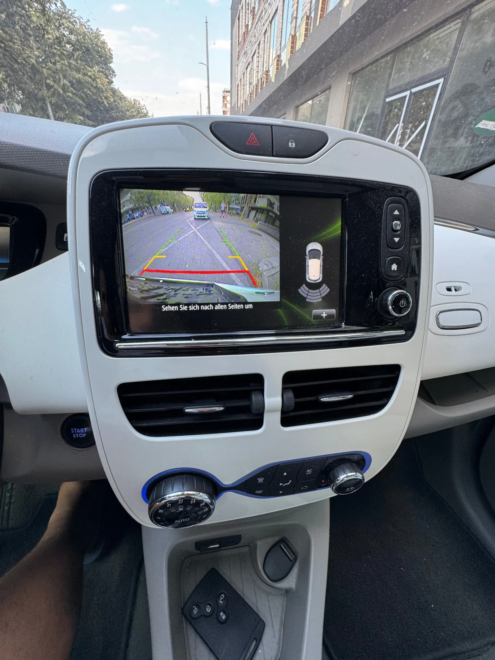 Renault Zoe, снимка 10 - Автомобили и джипове - 55827563