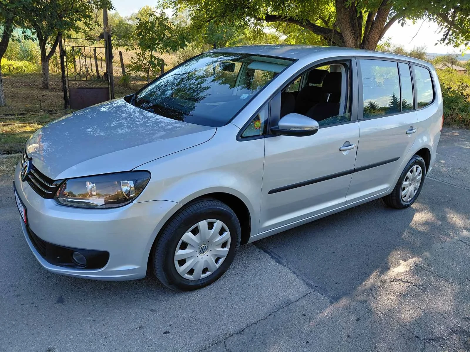 VW Touran 1.6dizel 105ks 2012god- Top, снимка 2 - Автомобили и джипове - 56119147
