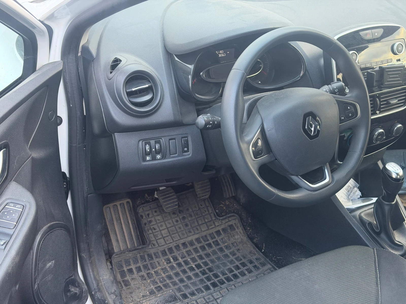 Renault Clio 5 врати, снимка 3 - Автомобили и джипове - 56683200