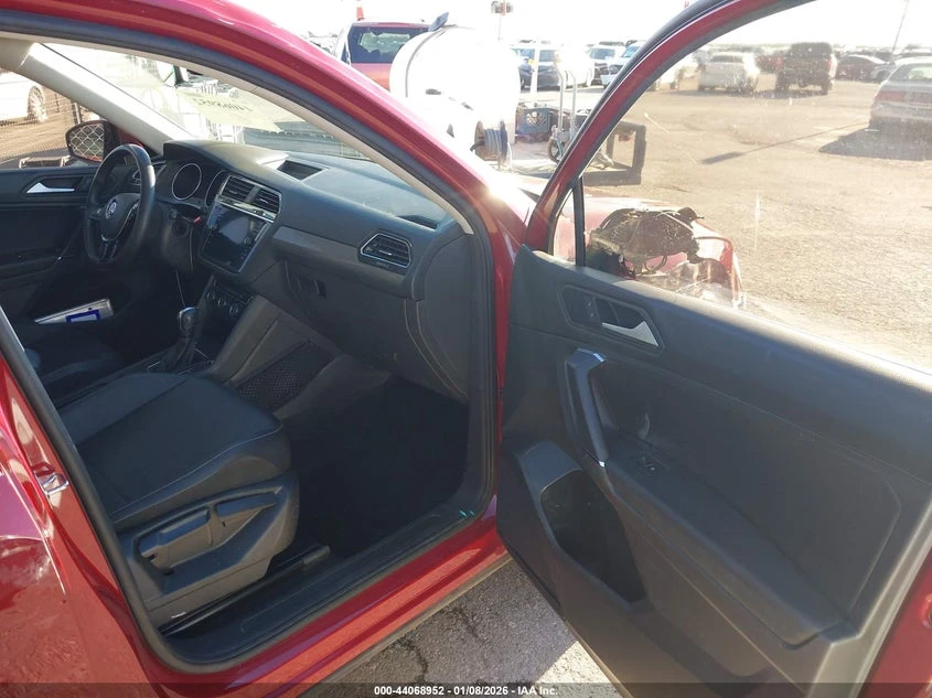 VW Tiguan 2l Volkswagen 2.0T Se/2.0T Se R-Line Black/2.0T Se, снимка 5 - Автомобили и джипове - 54141643