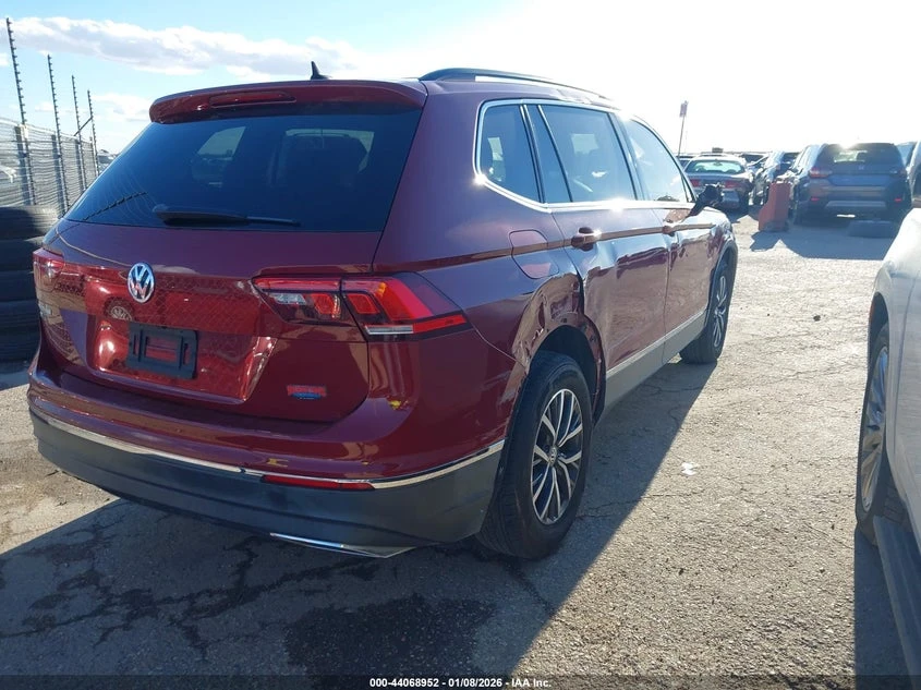 VW Tiguan 2l Volkswagen 2.0T Se/2.0T Se R-Line Black/2.0T Se, снимка 4 - Автомобили и джипове - 54141643