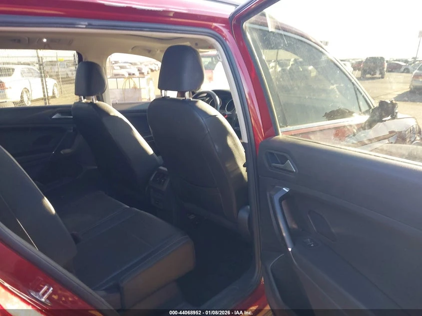 VW Tiguan 2l Volkswagen 2.0T Se/2.0T Se R-Line Black/2.0T Se, снимка 8 - Автомобили и джипове - 54141643