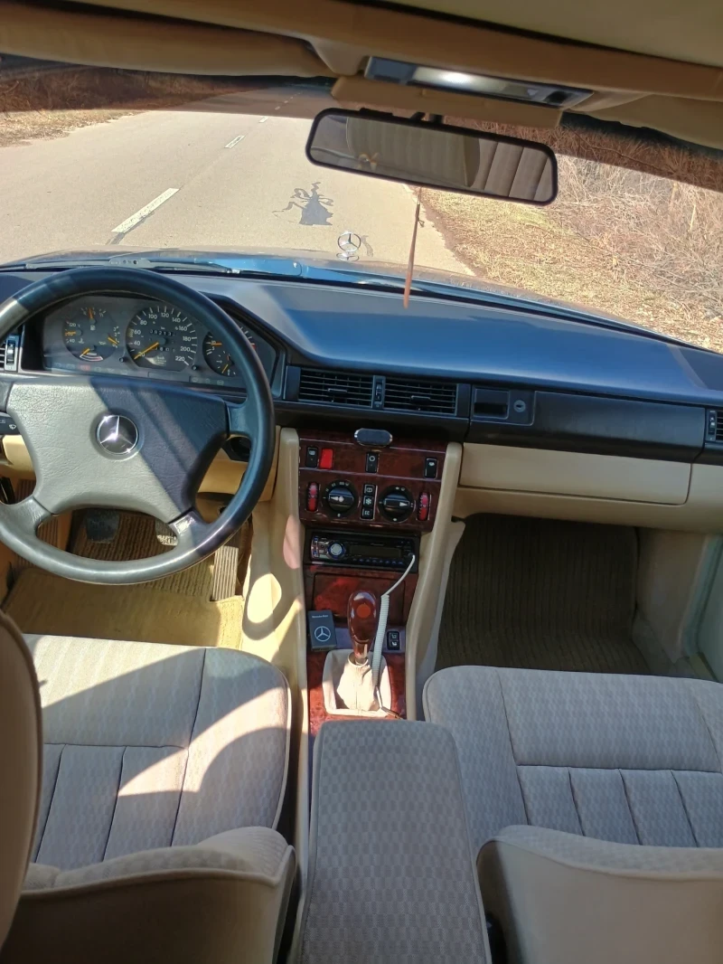 Mercedes-Benz 124 Седан - изображение 7