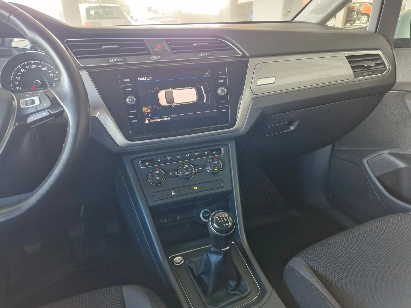 VW Touran Trendline 1.2TSI BMT, снимка 7 - Автомобили и джипове - 56420396