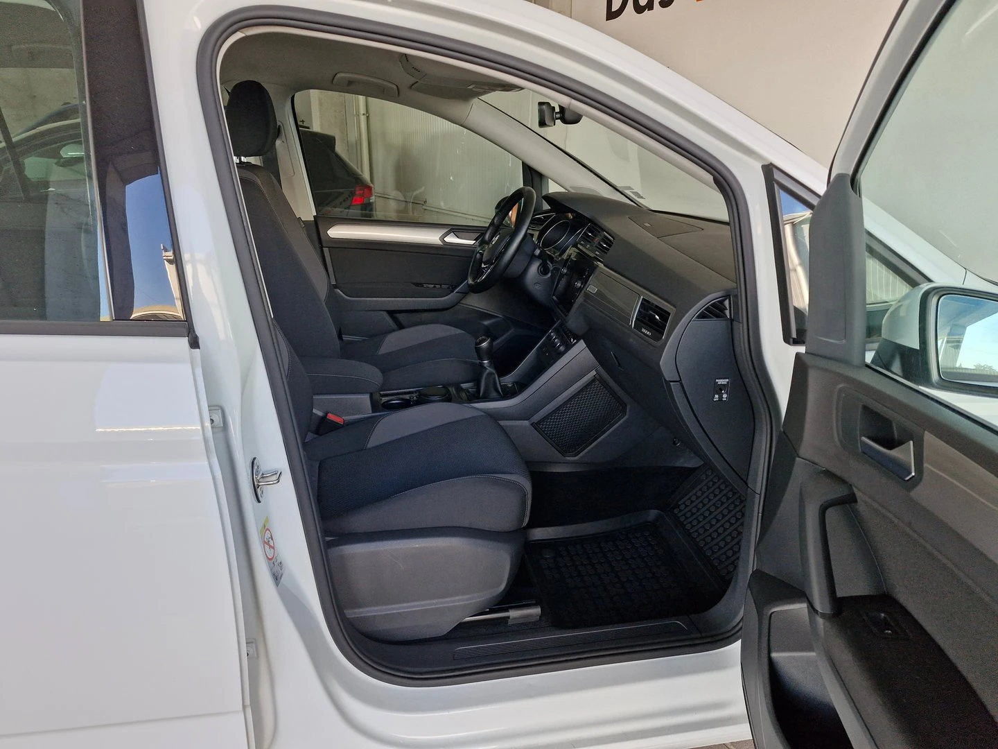VW Touran Trendline 1.2TSI BMT, снимка 16 - Автомобили и джипове - 56420396