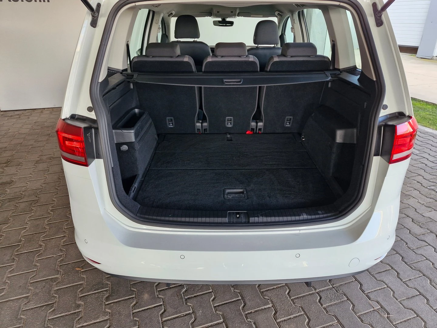 VW Touran Trendline 1.2TSI BMT, снимка 13 - Автомобили и джипове - 56420396