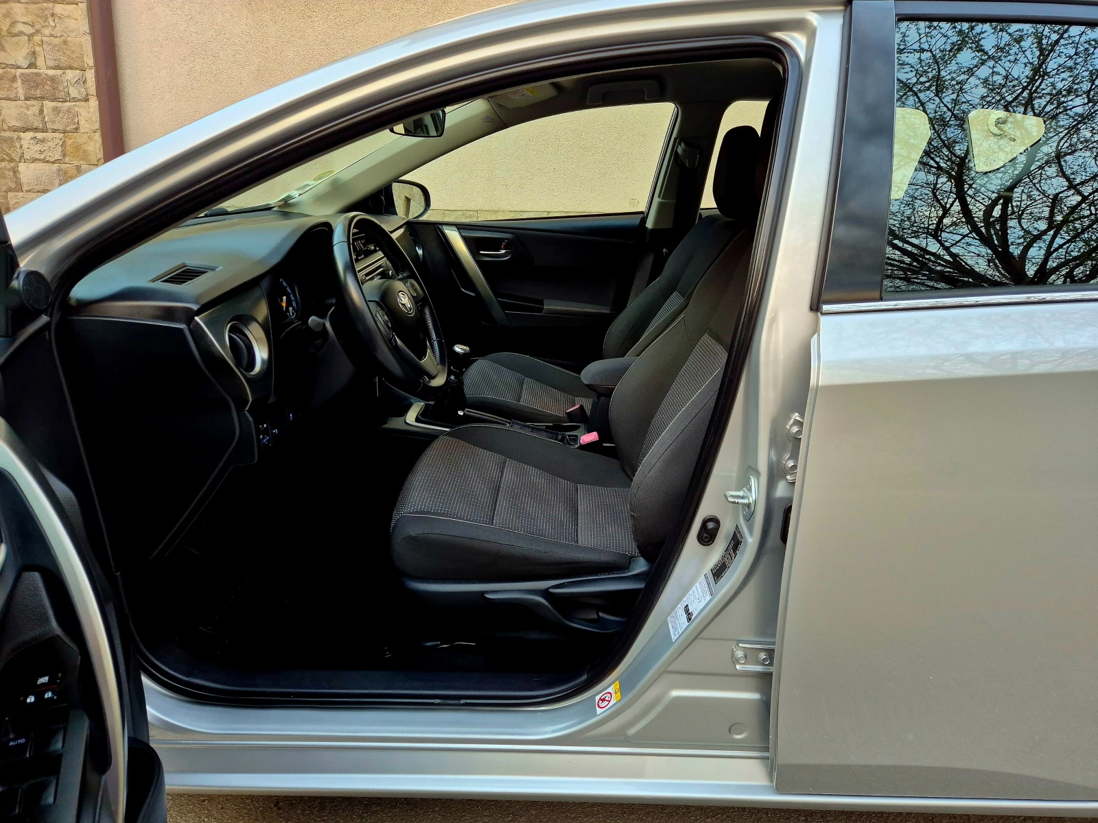 Toyota Auris 1.4d4d-navi-veriga-6speed-japan , снимка 11 - Автомобили и джипове - 54231576