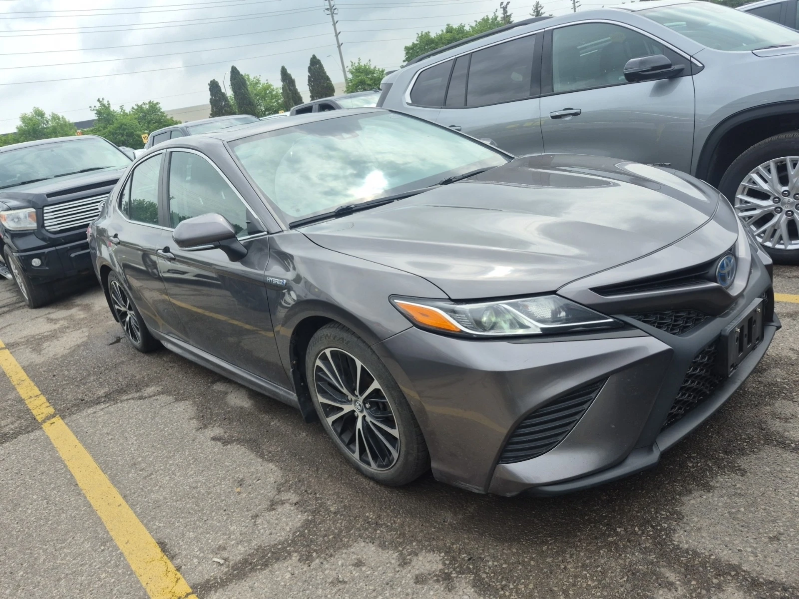 Toyota Camry HYBRID SE * * CARFAX * * АВТО КРЕДИТ * * , снимка 2 - Автомобили и джипове - 54856799