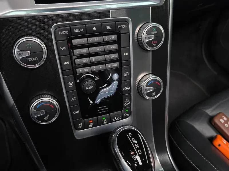 Volvo XC60 T6 R-Design 1St Generation, снимка 15 - Автомобили и джипове - 56656047