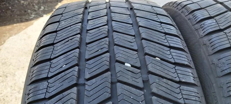 Гуми Зимни 225/40R18, снимка 2 - Гуми и джанти - 30362226