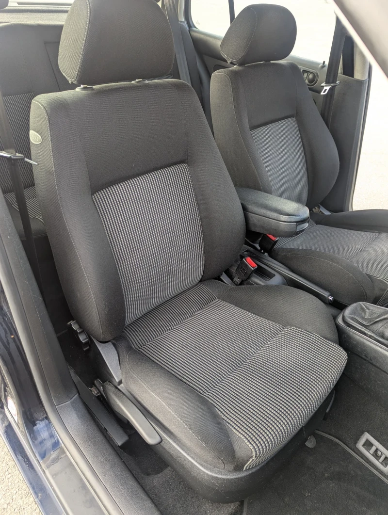 VW Golf 1.6 SR, снимка 10 - Автомобили и джипове - 52775787