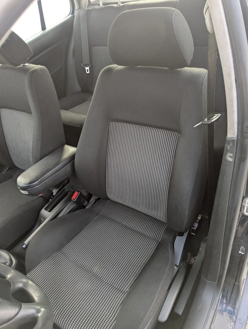 VW Golf 1.6 SR, снимка 9 - Автомобили и джипове - 52775787