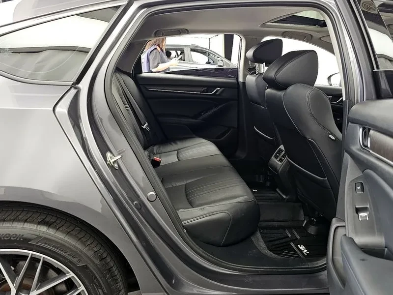 Honda Accord 1.5 Turbo, снимка 11 - Автомобили и джипове - 55985245