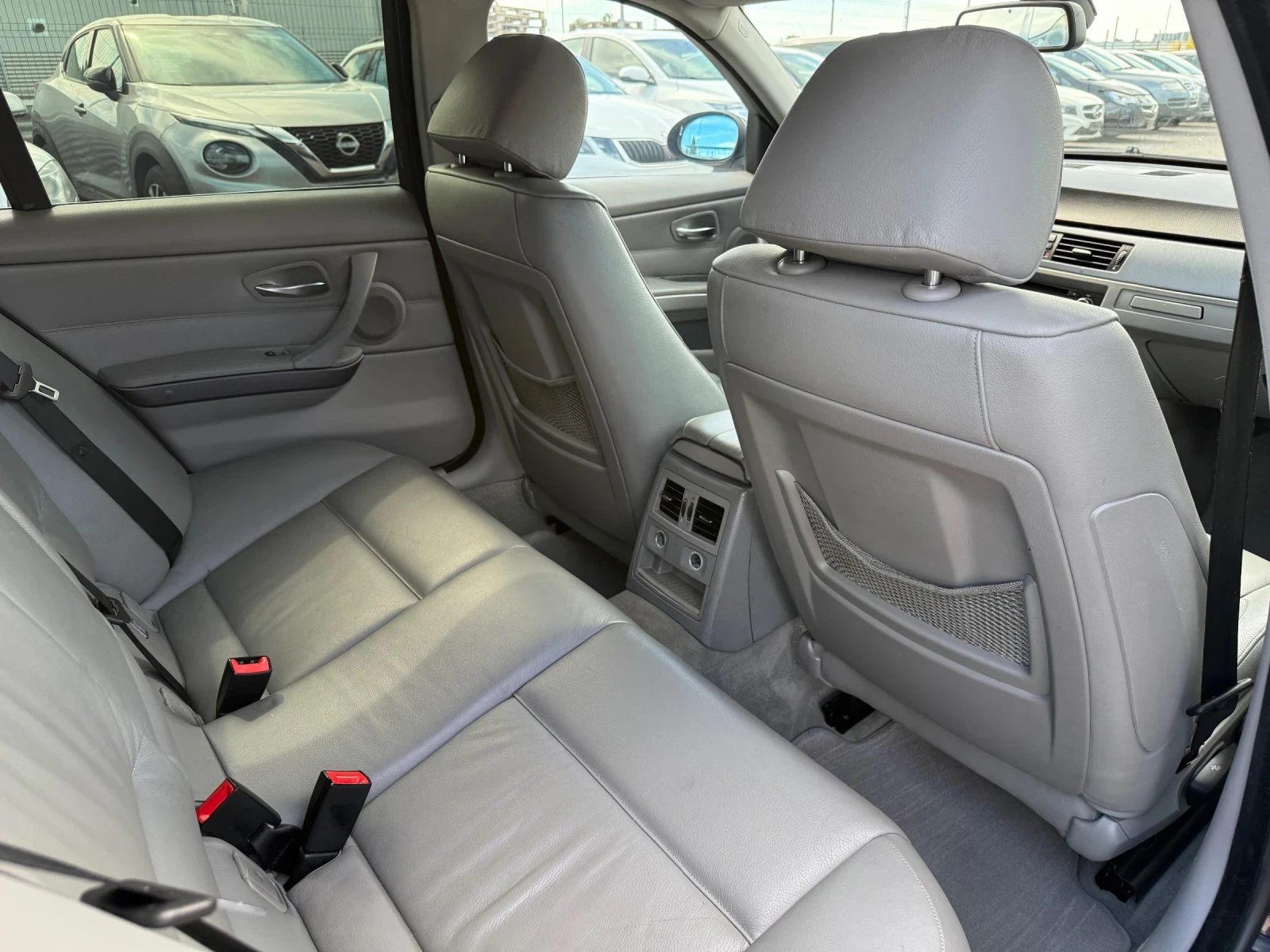 BMW 330 GAZ/BENZIN* Xenon* Navi, снимка 10 - Автомобили и джипове - 53538964
