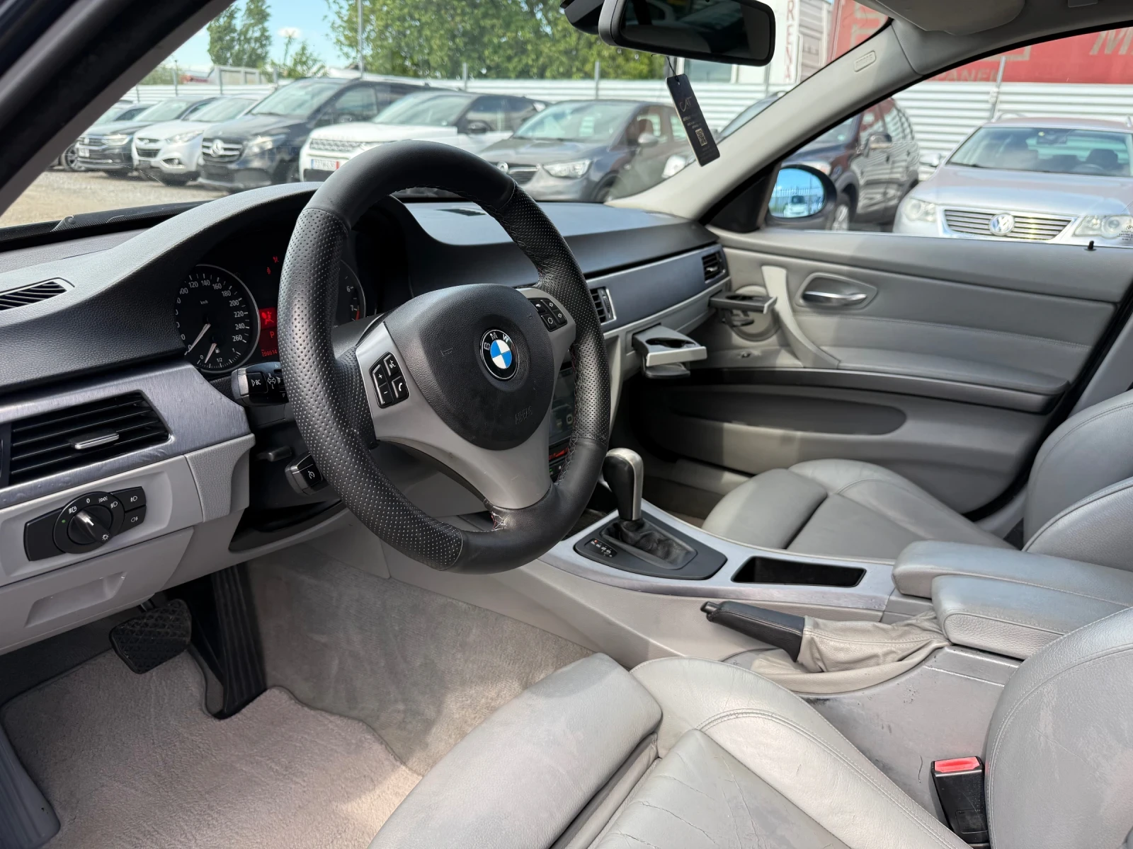 BMW 330 GAZ/BENZIN* Xenon* Navi, снимка 11 - Автомобили и джипове - 53538964