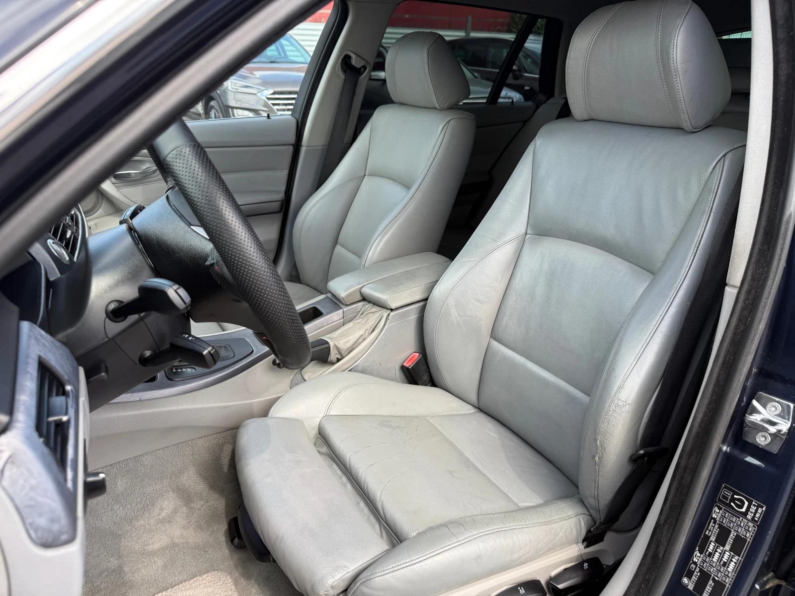 BMW 330 GAZ/BENZIN* Xenon* Navi, снимка 8 - Автомобили и джипове - 53538964