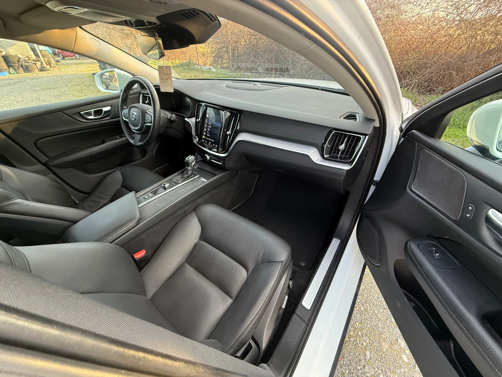 Volvo V60 T6 AWD MOMENTUM ШВЕЙЦАРИЯ, снимка 8 - Автомобили и джипове - 54095809