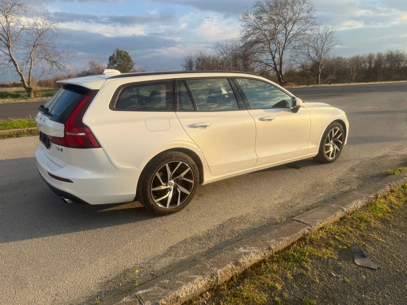 Volvo V60 T6 AWD MOMENTUM ШВЕЙЦАРИЯ, снимка 2 - Автомобили и джипове - 54095809