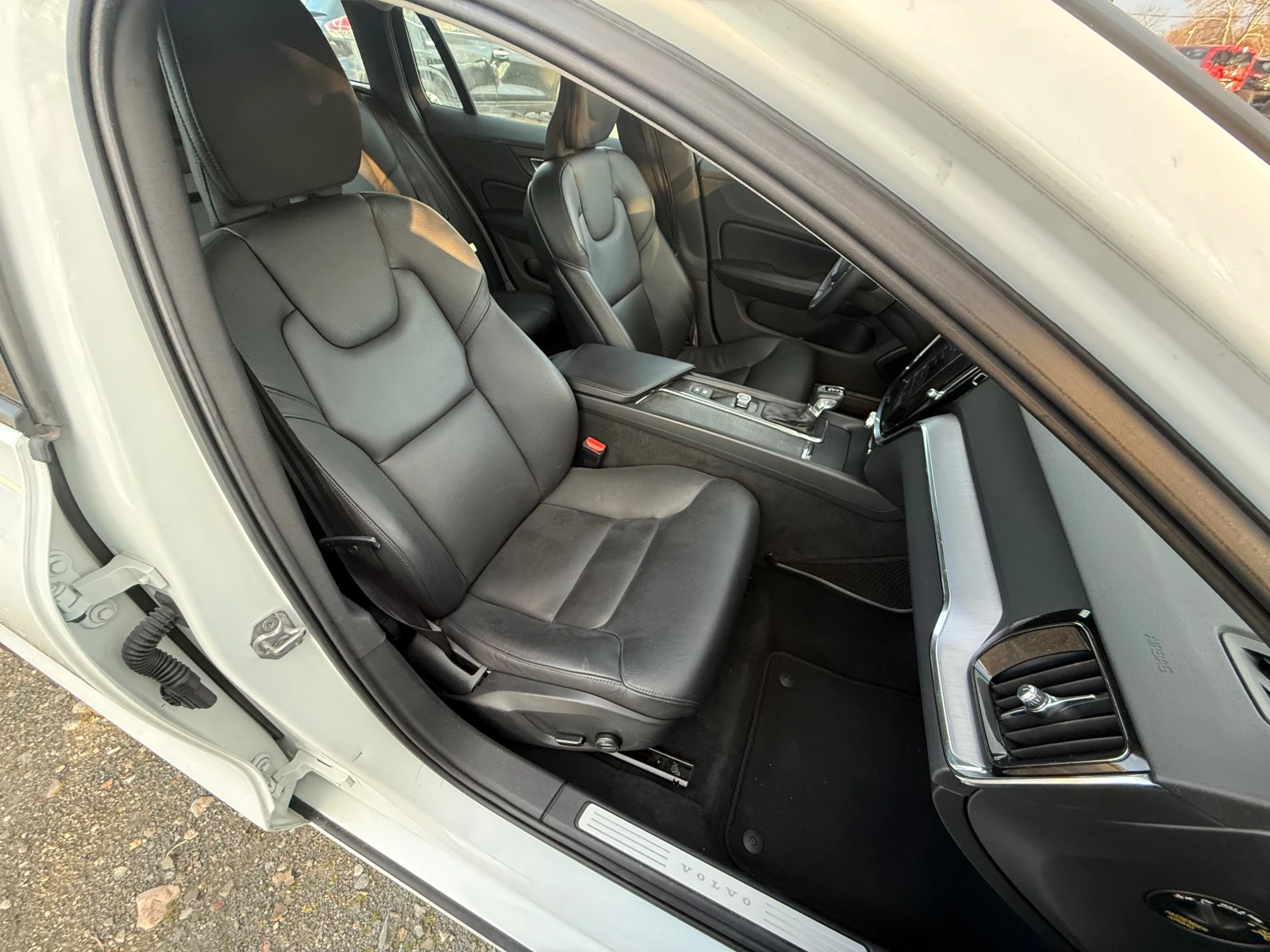 Volvo V60 T6 AWD MOMENTUM ШВЕЙЦАРИЯ, снимка 9 - Автомобили и джипове - 54095809