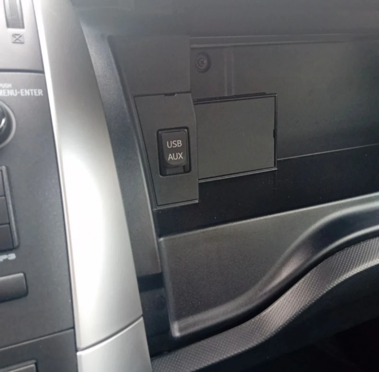 Toyota Auris 1.6i 132к.с 2011г., снимка 15 - Автомобили и джипове - 54143885