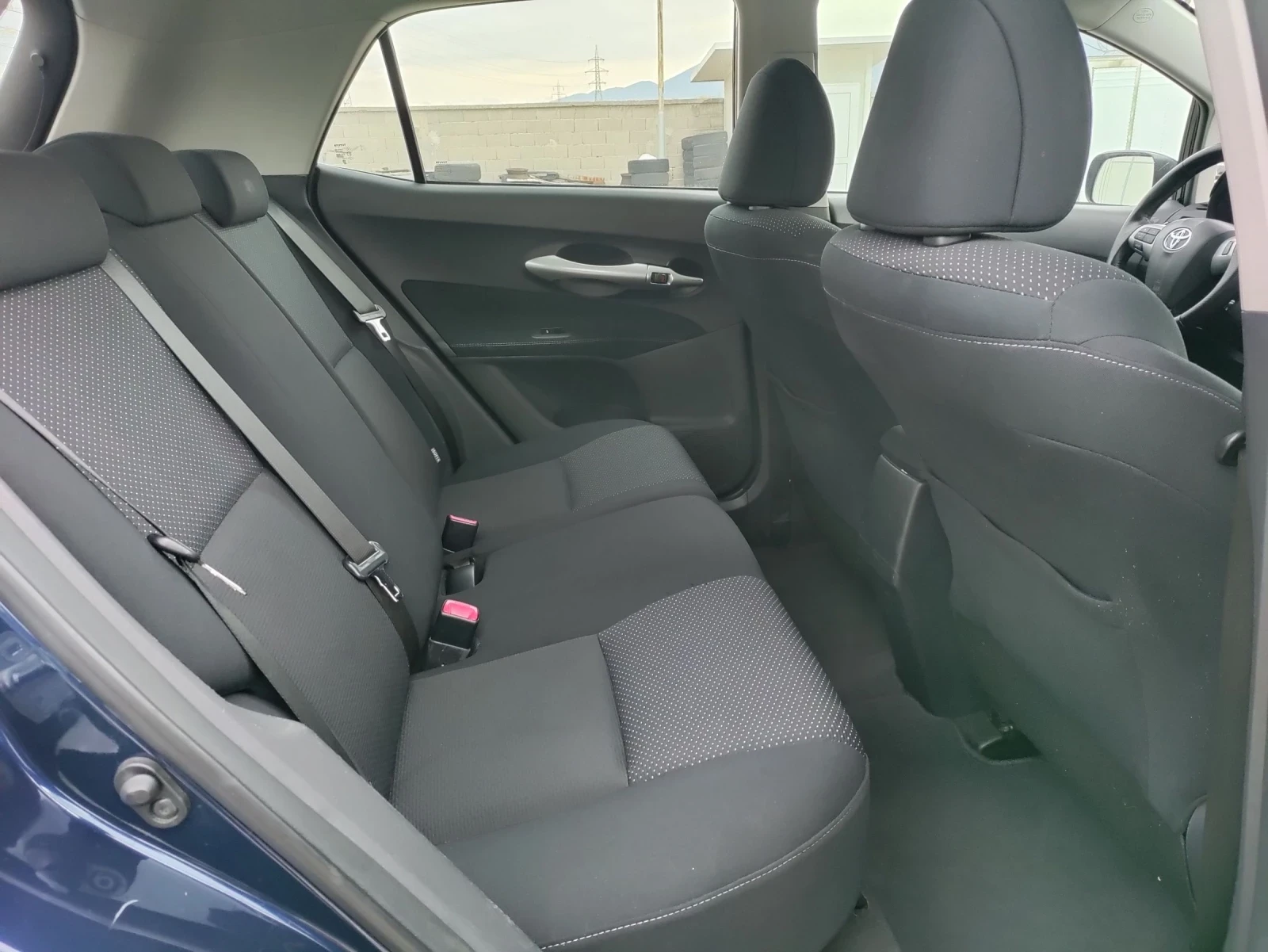 Toyota Auris 1.6i 132к.с 2011г., снимка 12 - Автомобили и джипове - 54143885