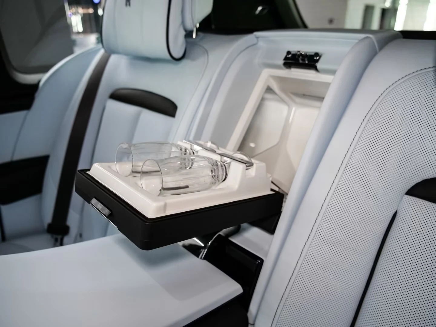 Rolls-Royce Cullinan SERIES II / FACELIFT / 4-SEATS / STARLIGHT /, снимка 17 - Автомобили и джипове - 54366857