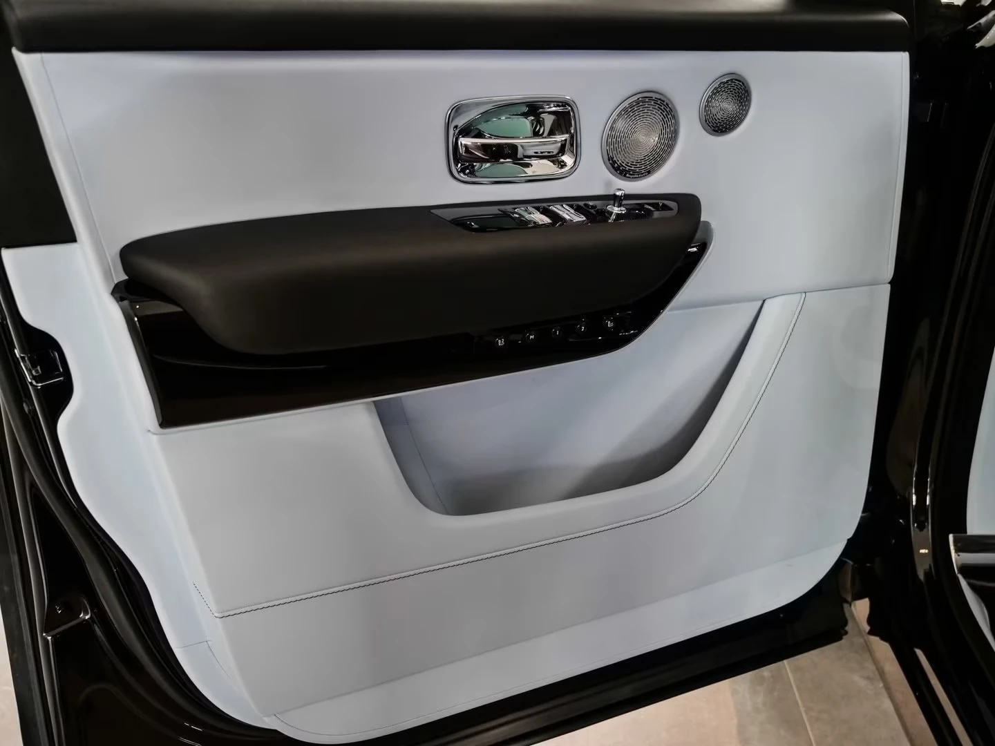 Rolls-Royce Cullinan SERIES II / FACELIFT / 4-SEATS / STARLIGHT /, снимка 6 - Автомобили и джипове - 54366857