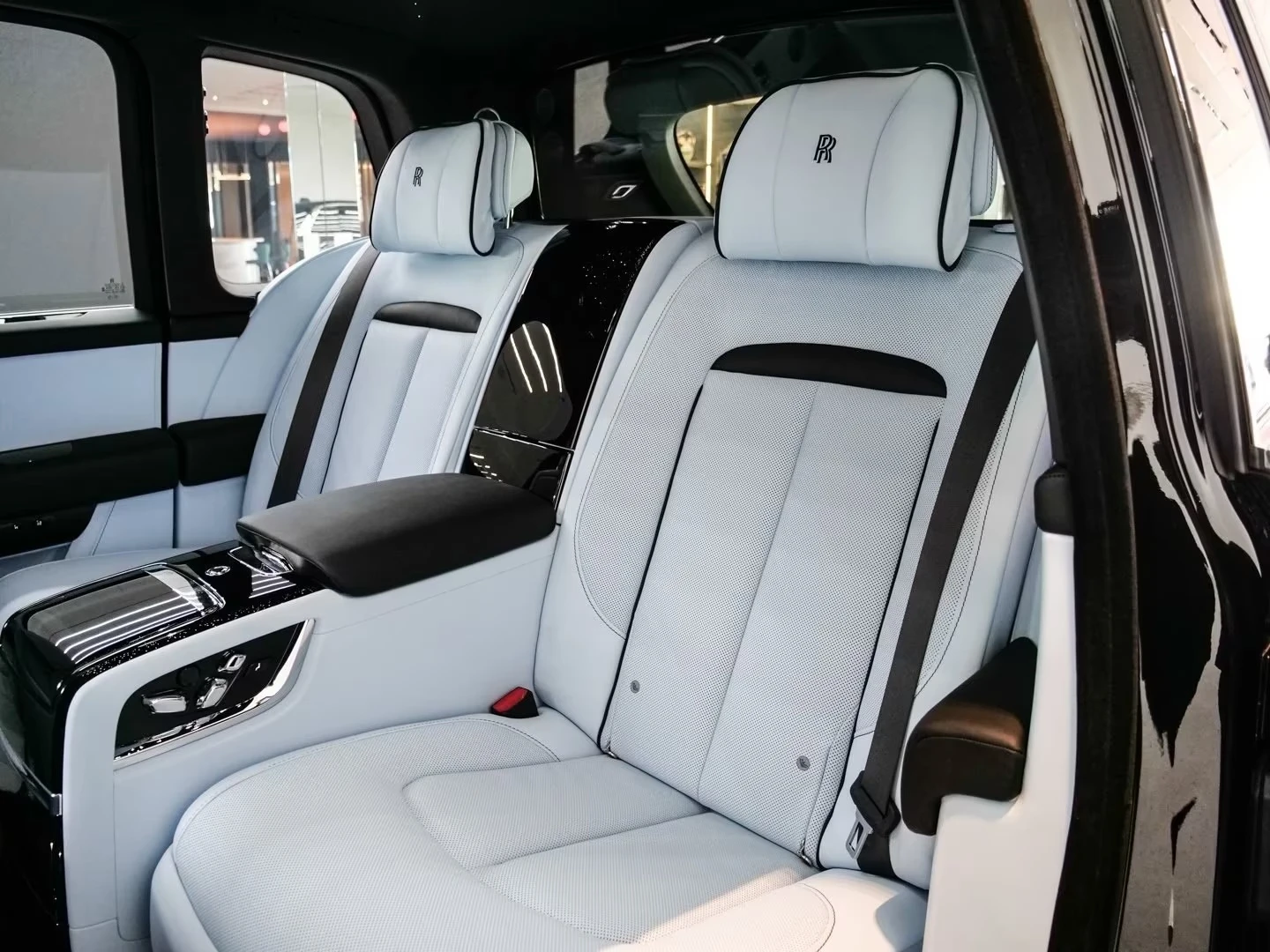 Rolls-Royce Cullinan SERIES II / FACELIFT / 4-SEATS / STARLIGHT /, снимка 15 - Автомобили и джипове - 54366857