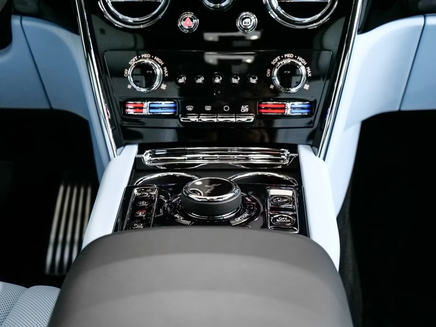 Rolls-Royce Cullinan SERIES II / FACELIFT / 4-SEATS / STARLIGHT /, снимка 12 - Автомобили и джипове - 54366857