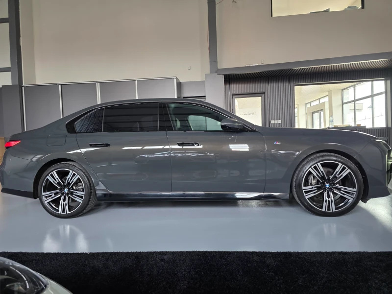 BMW 740 xDRIVE M-SPORT PANO 31inchTV B&W, снимка 3 - Автомобили и джипове - 53171080