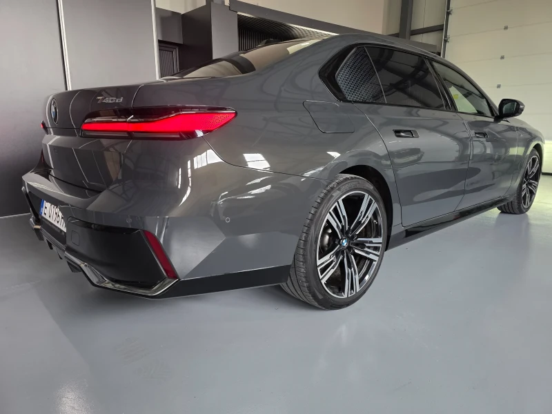 BMW 740 xDRIVE M-SPORT PANO 31inchTV B&W, снимка 4 - Автомобили и джипове - 53171080