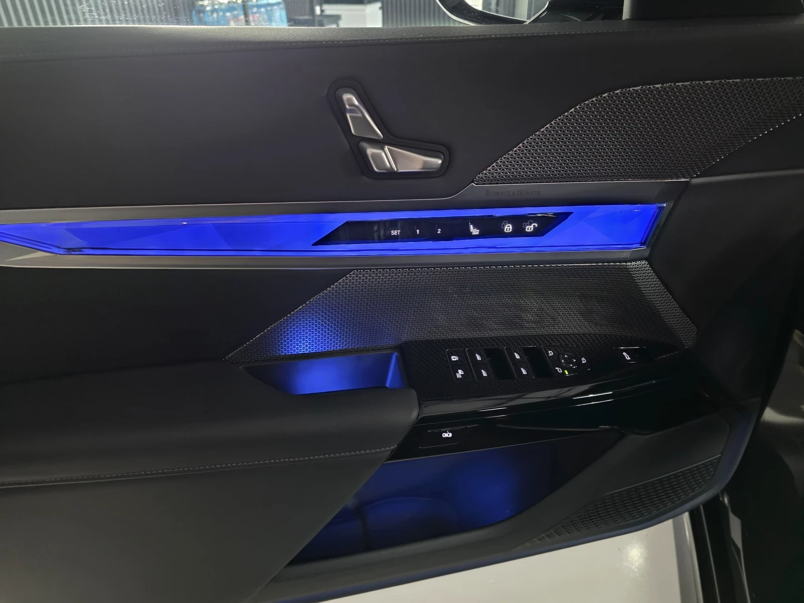 BMW 740 xDRIVE M-SPORT PANO 31inchTV B&W - изображение 8