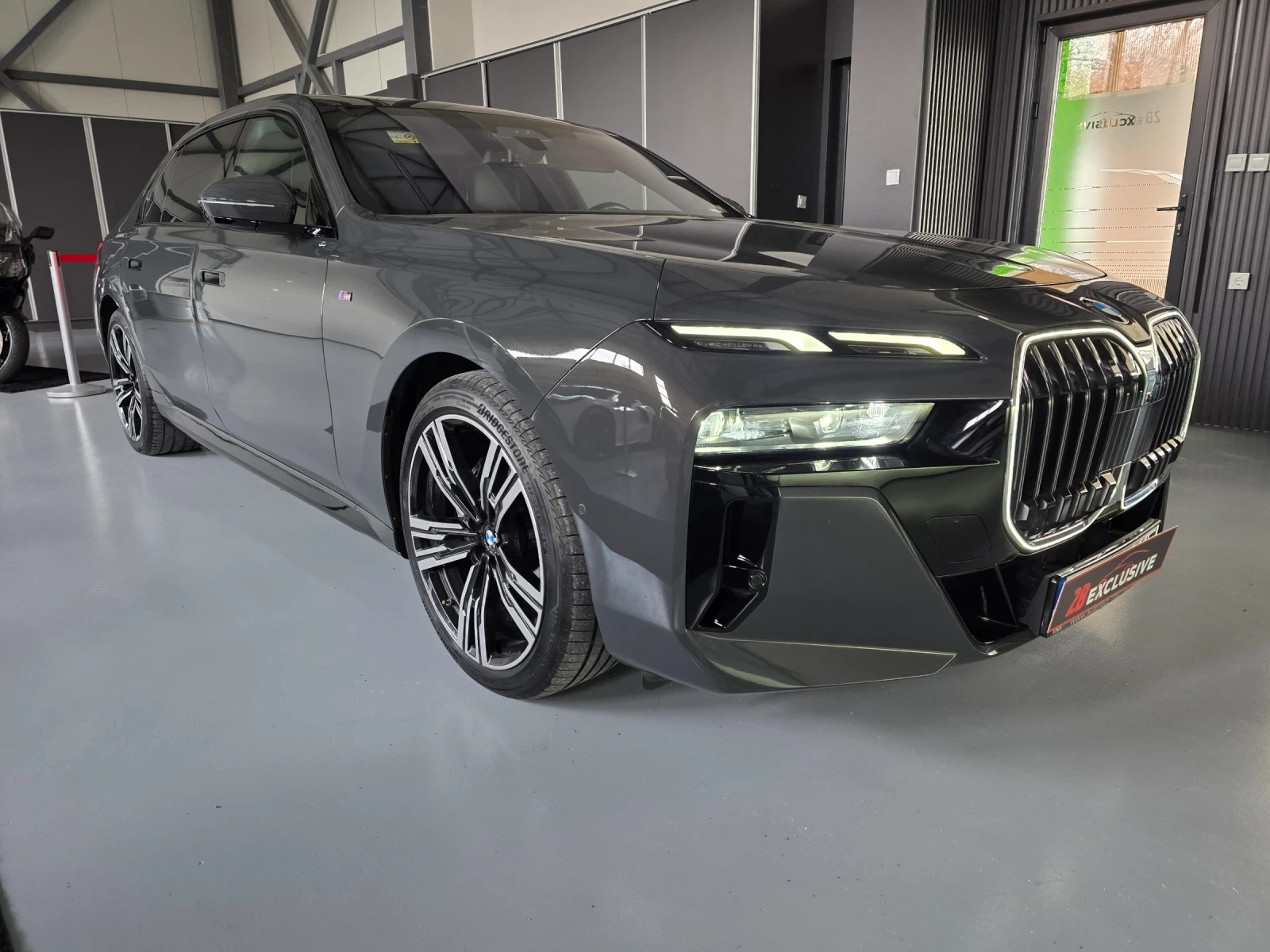 BMW 740 xDRIVE M-SPORT PANO 31inchTV B&W - изображение 2